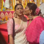 Sumona Chakravarti Instagram - Day 2 Shubho Saptami 🌸 This year i decided to repeat my sarees & not buy a single one. 😁🙌🏽 Jewellery - @curiocottagejewelry P.s Thank you Maa for the beautiful hand painted grey saree 🤗 #durgapuja #DuggaDugga #indianfestival #bongtoberfest #beingbangali #indianhandlooms #sareelove North Bombay Durga Puja