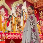 Sumona Chakravarti Instagram - Day 2 Shubho Saptami 🌸 This year i decided to repeat my sarees & not buy a single one. 😁🙌🏽 Jewellery - @curiocottagejewelry P.s Thank you Maa for the beautiful hand painted grey saree 🤗 #durgapuja #DuggaDugga #indianfestival #bongtoberfest #beingbangali #indianhandlooms #sareelove North Bombay Durga Puja