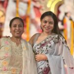 Sumona Chakravarti Instagram - Day 2 Shubho Saptami 🌸 This year i decided to repeat my sarees & not buy a single one. 😁🙌🏽 Jewellery - @curiocottagejewelry P.s Thank you Maa for the beautiful hand painted grey saree 🤗 #durgapuja #DuggaDugga #indianfestival #bongtoberfest #beingbangali #indianhandlooms #sareelove North Bombay Durga Puja