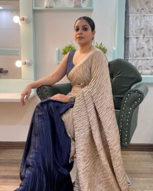 Sumona Chakravarti Instagram - LOYALTY AND RESPECT GOES BOTH WAYS. 
IF THEY DON'T RETURN IT, 
THEY DON'T DESERVE IT.

Finally the last one for this season of #tkss #thekapilsharmashow 
🥻- @ekaafashion.co 
💄- @rameshpanda.mua 
Hair- @hairbysharda 
Stylist- @sacorina 

The beautiful sarees - i will miss you!
Until the next time … 🫶🏼

#sareenotsorry #sareelove