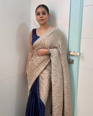 Sumona Chakravarti Instagram - LOYALTY AND RESPECT GOES BOTH WAYS. 
IF THEY DON'T RETURN IT, 
THEY DON'T DESERVE IT.

Finally the last one for this season of #tkss #thekapilsharmashow 
🥻- @ekaafashion.co 
💄- @rameshpanda.mua 
Hair- @hairbysharda 
Stylist- @sacorina 

The beautiful sarees - i will miss you!
Until the next time … 🫶🏼

#sareenotsorry #sareelove