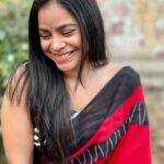 Sumona Chakravarti Instagram - LOYALTY AND RESPECT GOES BOTH WAYS. IF THEY DON'T RETURN IT, THEY DON'T DESERVE IT. Finally the last one for this season of #tkss #thekapilsharmashow 🥻- @ekaafashion.co 💄- @rameshpanda.mua Hair- @hairbysharda Stylist- @sacorina The beautiful sarees - i will miss you! Until the next time … 🫶🏼 #sareenotsorry #sareelove