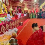 Sumona Chakravarti Instagram – Day 3 Maha Ashtami 🌺

@curiocottagejewelry 
#durgapuja #DuggaDugga #indianfestival #bongtoberfest #beingbangali #indianhandlooms #sareelove #dhakaijamdani #ladyinred #dhunuchinaach North Bombay Durga Puja