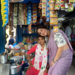 Swastika Mukherjee Instagram - কি দারুন মেয়েটা। কসবা বাজারে ওর চায়ের দোকান। অপূর্ব চা বানায়, আমার favourite সব বিস্কুট ছিল, ভাঁড়ে চা খেলাম কতদিন পর। অনেক খন ছিলাম ওর দোকানে, shooting চলছিল, তাই ভাবলাম ওখানেই বসে একটু গপ্পো করি। She didn’t want to click photos with me, I did. ওর নাম দুর্গা ❤️ ওর মতন করে বাড়ি-বাইরে সামলে কত সহস্র দুর্গা রা আমাদের আসে পাশেই আছে, আমরা দেখতে পাইনা। If you happen to be in #kasba market do visit her tea stall and tell her she matters ! Kasba Market