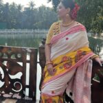 Swastika Mukherjee Instagram - পুজো পুজো আমেজ টা যতদিন ধরে রাখা শীত আর কি ❤️🌺 we spent a memorable #saptami together. On the menu was pandal hopping, super gorgeous lunch and laughs… আসছে বছর আবার হবে । @totaroychoudhury @sohinisarkar01 I love you too 😘