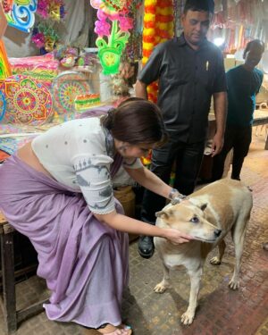 Swastika Mukherjee Instagram - Met these 2 loveliest souls while shooting at Kasba Bajaar. 
First one is BHOLA, kheye kheye motu hoye geche and is extremely loved by the people there. 
The second one is ADURI. Jotokhon chhilam gaye uthe chete ador kore gelo. 
They always have so much love to give 💕
One just needs to pat them a little bit. 
And I have done some teeth inspections as well. They are healthy and hearty.