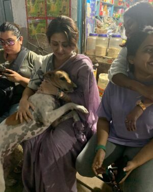 Swastika Mukherjee Instagram - Met these 2 loveliest souls while shooting at Kasba Bajaar. 
First one is BHOLA, kheye kheye motu hoye geche and is extremely loved by the people there. 
The second one is ADURI. Jotokhon chhilam gaye uthe chete ador kore gelo. 
They always have so much love to give 💕
One just needs to pat them a little bit. 
And I have done some teeth inspections as well. They are healthy and hearty.