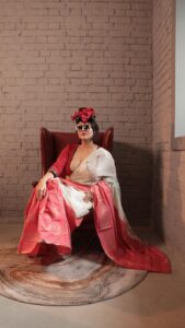 Swastika Mukherjee Instagram - Second in the series of “Maayer Sharee” is Tant Benarasi. The original saree belonged to @swastikamukherjee13 ‘s mom - it was a “half and half” sharee, something that was very popular back in the day. The whole saree has woven zaari on Tant - the upper half floral and geometric patterns and lower half has red with horizontal floral stripes running along the length. It reminds us of everything glam, gold and gorgeous. Paired with a South Cotton Parama blouse 🌺❤️ Video by @reels_wala_bhaiya_ji Swastika managed by @lipstickler Still photographs: @upaharbiswas Styled by @rishabhad Make up: @prosenjit4867 Hair : @mallicknita.bigbi Venue: Niavara Kolkata