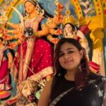Swastika Mukherjee Instagram - Ahiritola Jubak Brinda ❤️🌺 My favourite stylist/designer @rabhisek এর ওপর ছিল মায়ের পোষাক, গয়না, সাজুগুজুর ভার and how beautifully he has executed it. Ki mauja holo shedin, amra shobai miley Thakur dekhte gelam 💃🏽💃🏽 Saree is pujo gift by @bukunchorai 💕 Belauj is from none other than @parama_g 🩵 #panchami #special #pujo2023