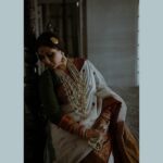 Swastika Mukherjee Instagram - মহানবমী… নবমী অনেকটা বাবাদের মতো ! একটু বিষাদ যেন লেগেই থাকে পিঠের কাছে! একটু গম্ভীর ও চিন্তিত… আমাদের যেমন মায়ের শাড়ি আছে তেমন বাবার বিষন্নতাও তো আছে! নগরে ঢাকের বোলের স্বর পরিবর্তন হয়, চড়ে এক ক্লাইম্যাক্সের দিকে কিন্তু সেখানে অনন্ত বিষন্নতার চাদর বিছানো, আমাদের মন খারাপের কোণ। বাইরে আগামী বিষন্নতার আভাস, আমাদের তখন গোলাপ কাঁটায় পাক খায় সব হারানোর কথা। নবমী মায়ের শাড়িতে বাবাদের বিষন্নতা বুনে দেয়… Brand @parama_g Make up @prosenjit4867 Managed by @lipstickler Styled by @rishabhad Cinematography @reels_wala_bhaiya_ji Debi @swastikamukherjee13