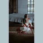 Swastika Mukherjee Instagram - মহানবমী… নবমী অনেকটা বাবাদের মতো ! একটু বিষাদ যেন লেগেই থাকে পিঠের কাছে! একটু গম্ভীর ও চিন্তিত… আমাদের যেমন মায়ের শাড়ি আছে তেমন বাবার বিষন্নতাও তো আছে! নগরে ঢাকের বোলের স্বর পরিবর্তন হয়, চড়ে এক ক্লাইম্যাক্সের দিকে কিন্তু সেখানে অনন্ত বিষন্নতার চাদর বিছানো, আমাদের মন খারাপের কোণ। বাইরে আগামী বিষন্নতার আভাস, আমাদের তখন গোলাপ কাঁটায় পাক খায় সব হারানোর কথা। নবমী মায়ের শাড়িতে বাবাদের বিষন্নতা বুনে দেয়… Brand @parama_g Make up @prosenjit4867 Managed by @lipstickler Styled by @rishabhad Cinematography @reels_wala_bhaiya_ji Debi @swastikamukherjee13