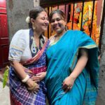 Swastika Mukherjee Instagram - মেয়ে আমার কত কত বছর পর পুজোর সময়ে আমার কাছে 🌺❤️ মা দুগগা মেয়েদের নিয়ে আসেন, আমিও যেখানে পারি আমার টাকে নিয়েই যাই। ১০০ টা ছবি তো তুলতেই হবে। I owe all my smiles to the one and only @anwesha24 She is therefore I am. . and darling @parama had kept this blouse under a truck full of blouses and forgotten about it, well I found it from under a gold mine and now it’s mine 🤣