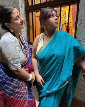 Swastika Mukherjee Instagram - মেয়ে আমার কত কত বছর পর পুজোর সময়ে আমার কাছে 🌺❤️
মা দুগগা মেয়েদের নিয়ে আসেন, আমিও যেখানে পারি আমার টাকে নিয়েই যাই। 
১০০ টা ছবি তো তুলতেই হবে। 
I owe all my smiles to the one and only @anwesha24 She is therefore I am. 
.
and darling @parama had kept this blouse under a truck full of blouses and forgotten about it, well I found it from under a gold mine and now it’s mine 🤣