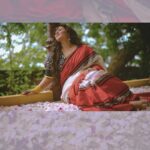 Swastika Mukherjee Instagram - শুভ শারদ অকালবোধন কি না জানা যায় না তবে মা বলে দূরবর্তী যে দ্বীপ যার গন্ধ লেগে থাকে আমাদের বিষম টানে, তাকে মনে করা যায়। আশ্রয়, নরম ছায়া আর দোঁপাটি ফুল যেভাবে লেপ্টে থাকে মেঝেতে, ভোরবেলা মায়ের কুসুমে মনে করা তাকে। ওদিকে হাওয়া ওঠে আঁচলের উড়ে যাওয়া মনে করায় মা’কে! এবারের মাকে মনে করা পরমার হাত ধরে যখন স্বস্তিকার মায়ের শাড়ি নতুনভাবে বুনোট করায়! শুভ শারদ… Styling: @rishabhad Brand: @parama_g Managed by: @lipstickler And she’s @swastikamukherjee13 Videos by @reels_wala_bhaiya_ji