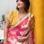 Swastika Mukherjee Instagram – A bright and happy day just like my saree 🌸💛 
.
Saree @bohurupi_santiniketan 
Blouse @parama_g Bunaphile