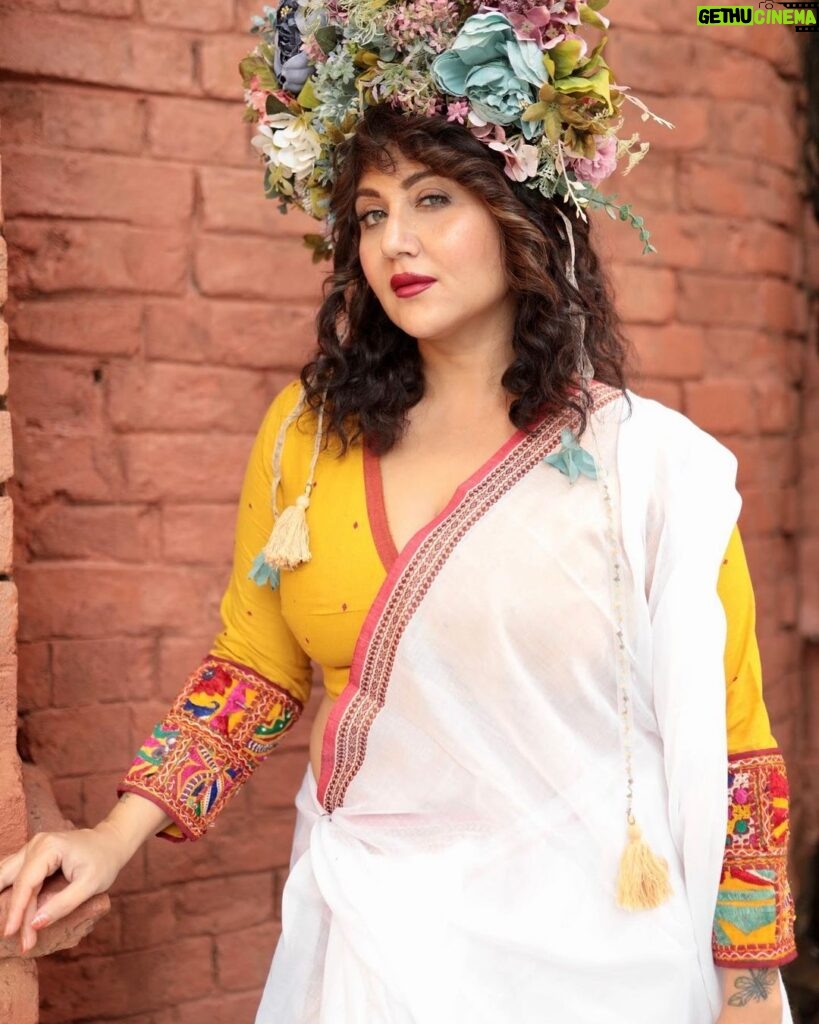 Swastika Mukherjee Instagram - Recreating one of Mashi’s saree borders on a dhuti - simple white as the Sarat Ritu clouds and a thin paar with Aam Kolka and Flowers. Dhuti in the length of a saree so that it can be worn as both. @swastikamukherjee13 looks straight out of a Greek fantasy world in our blouse and her mother’s saree recreated in Tant. Styled by @rishabhad Managed by @lipstickler Photographer: @upaharbiswas Make up: @prosenjit4867 Hair : @mallicknita.bigbi Location : Courtesy @ranit.maiti Kolkata