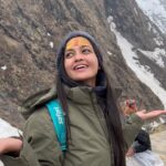 Tamanna Vyas Instagram - Har Har Mahadev 😇 Ps: first snowfall and the feeling was divine 🤍 #harharmahadev #shiva #sawansomwar #somwar #mahadev #kedarnathdham #kedarnath #uttrakhand #snow #snowfall #reels #reelsindia #trending #tamanna #tamannavyas Kedarnath Temple-केदारनाथ मंदिर