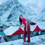 Tamanna Vyas Instagram - This is how my dream land looks like 🫶🏻 Ps: me being very brave here 🙈😌 #badrinath #badrinathtemple🙏 #uttrakhand #chardham #snow #snowmountain #snow #winters #mountains #travelphotography #travelgram #tamanna #tamannavyas Badrinath Dham