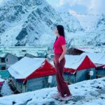 Tamanna Vyas Instagram - This is how my dream land looks like 🫶🏻 Ps: me being very brave here 🙈😌 #badrinath #badrinathtemple🙏 #uttrakhand #chardham #snow #snowmountain #snow #winters #mountains #travelphotography #travelgram #tamanna #tamannavyas Badrinath Dham