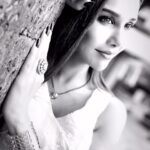 Tanu Khan Instagram - iPhone zindabad😝Hum trend follow karenge😘❤️ #trendingreels #iphonetrend #audio #picturereel #blackandwhite #iphonereels #tk #tanukhan #reelsinstagram #photoreels #peace #feels #awesome #positive #soul #growth #pure #beautifulinside