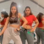Tanu Khan Instagram - We made you look❤️😃👯‍♀️ #twinning #madeyoulook #imadeyoulook #magen #songlove #hotandhappening #cutedance #dancereelsofinstagram #happygirls #twerling #joyoflife #friendship #cuties