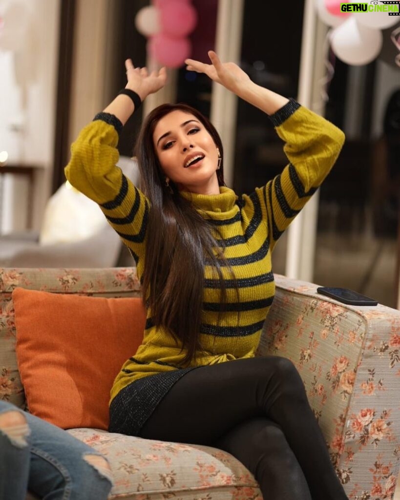 Tanu Khan Instagram - High on life 💃🏻🥳😆 📸 @sargun_kaur.luthra Thanks love u actually caught my vibe in this one 😜 #highonlife #positivevibes #partytime #photography #happy #blissful #atease #imperfectlyperfect #instamood #love