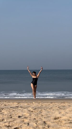 Tanvi Malhara Instagram - Kuch nahi bass followers kam ho rahe the😂

#lol #jk #beach #beachgirl #waterbaby #tanvimalhara #goa #throwback