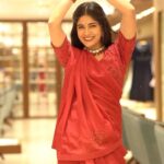 Tanvi Malhara Instagram - “नौ रंग नवरात्री के, नौ रंग स्त्री शक्ति के, नौ रंग सागर मेंझा के!” So excited to kickstart the season of Navratri with beautiful collection of Sagar Menza situated in Jalna( Maharashtra)❤️✨ Come, celebrate the festival of Garba and more importantly clothes with Sagar Menza. *Celebrate Navratri with Sagar Menza!* Happy Navratri! #navratri #garba #tanvimalhara