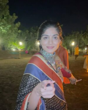 Tanvi Malhara Instagram - Because sleep deprivation for Garba is worth it✨💃🏻❤️

Also I cannot ever stick to the hairstyle I stepped out  of the house with😂

#navratri2023