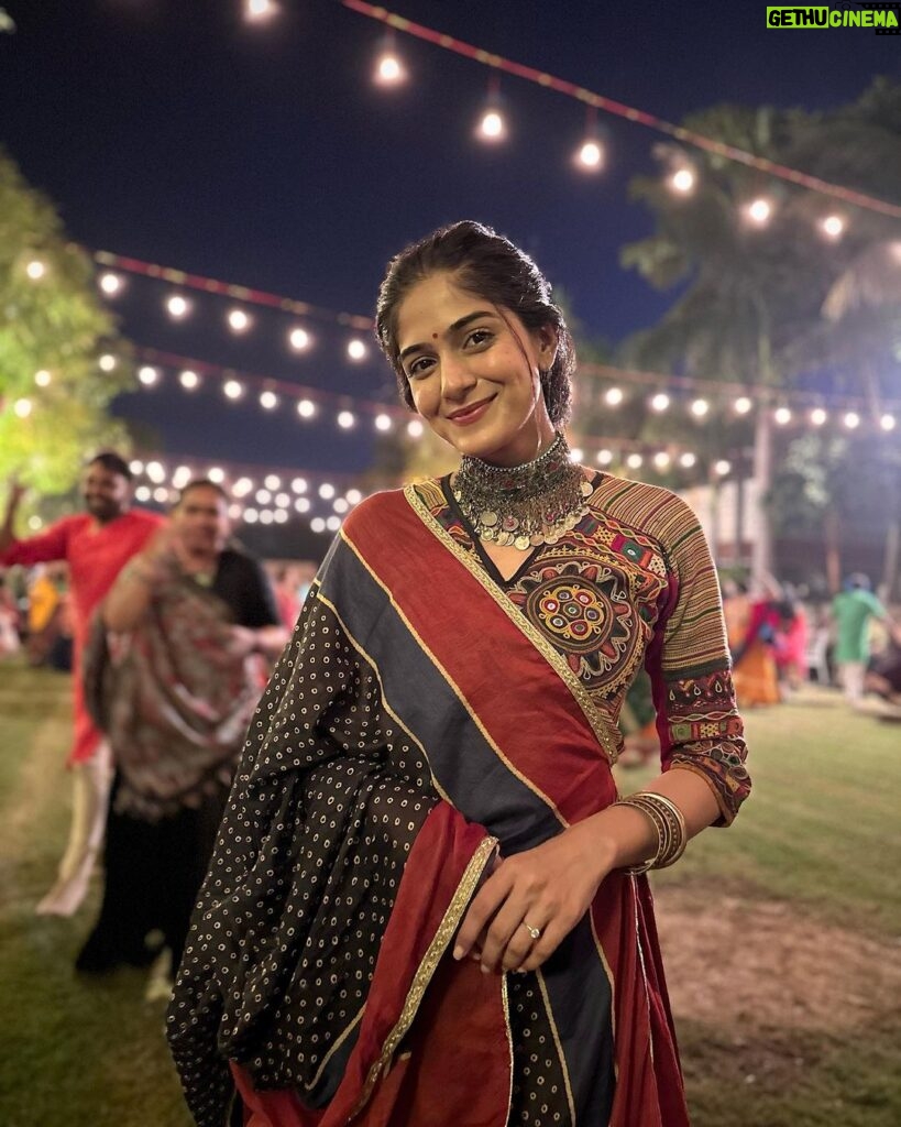 Tanvi Malhara Instagram - Because sleep deprivation for Garba is worth it✨💃🏻❤ Also I cannot ever stick to the hairstyle I stepped out of the house with😂 #navratri2023 Ahmedabad, India