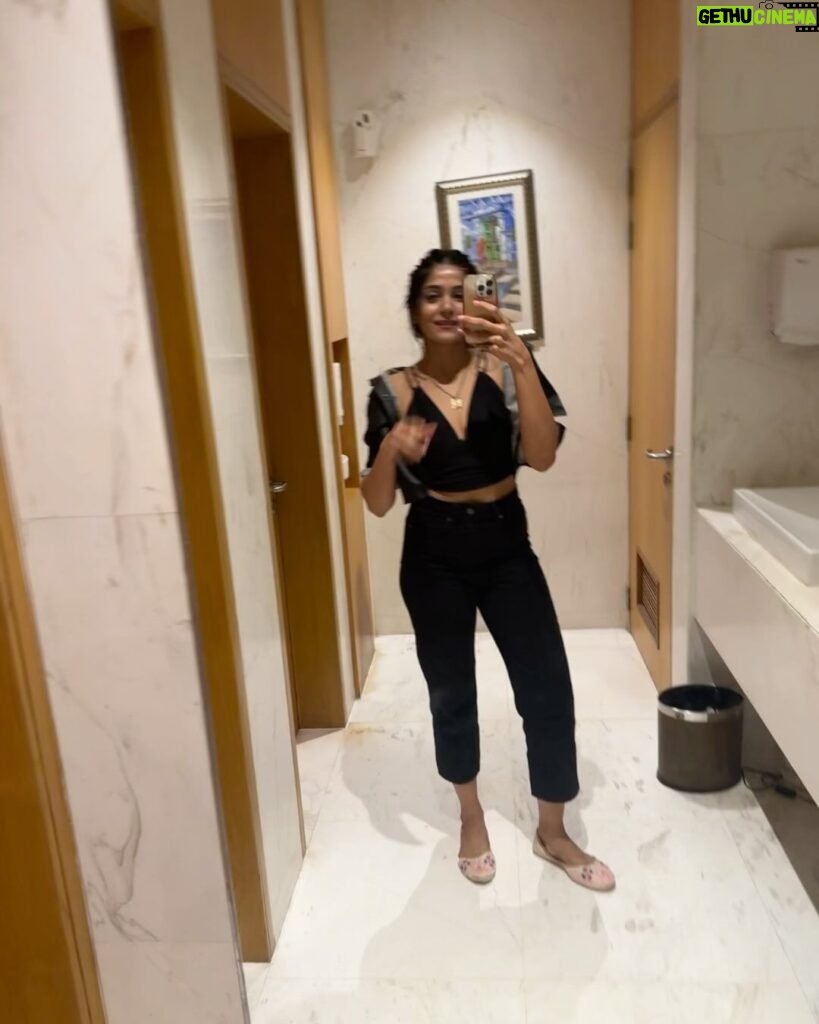 Tanvi Malhara Instagram - Lowkey obsessed with taking mirror selfies❤✨ #fitcheck #ootd #mirrorselfies #tanvimalhara