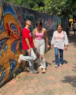 Tanvi Malhara Instagram - Kal ki dopahar and peeche khade uncle ki nazar dono kaafi yaadgaar😂❤️

#family #malharas #mumbai
