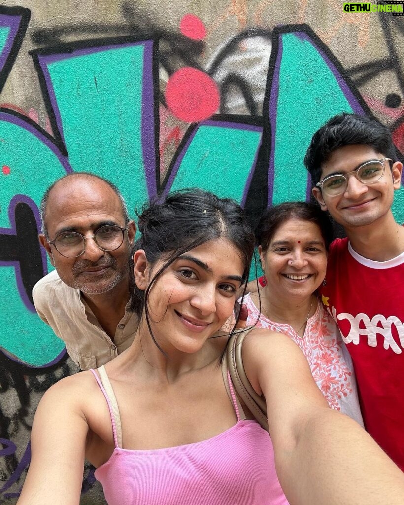 Tanvi Malhara Instagram - Kal ki dopahar and peeche khade uncle ki nazar dono kaafi yaadgaar😂❤ #family #malharas #mumbai Mumbai, Maharashtra