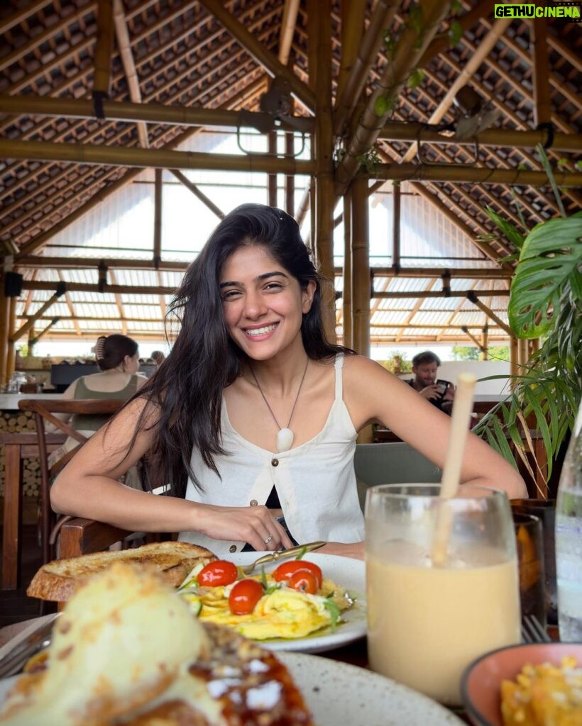 Tanvi Malhara Instagram - From barely eating to eating wholeheartedly for my soul; we’ve come a long way❤ 19 year old Tanvi would avoid social settings to avoid indulging, would survive on bare minimum foods and would obsess over weight. Lesson learnt is Being Skinny isn’t equivalent to being beautiful💕💪 We’re all cuties yaaa🤍 #beyourownbodytype #food #soul #heart #bali #anorexia #bingeeating #bulimea #bodypositive #heathy #happy Bali, Indonesia