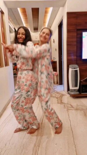 Tassnim Sheikh Instagram - Take a moment & relive ur childhood ❤️
#happchildrensday #reelsinstagram #motherdaughter