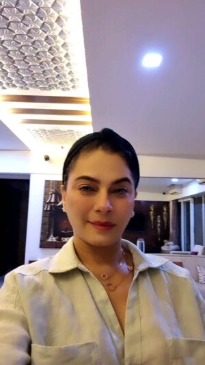 Tassnim Sheikh Instagram - Merry Christmas my #instafamily 🎅 🎄 ❤️ 
#reelsinstagram #reelitfeelit #instagramreels #inatareels #seasonsgreetings #merrychristmas