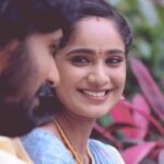 Tejaswini Gowda Instagram - Kannal pesinaai....!😍💗 வித்யா No1 | திங்கள் - வெள்ளி | இரவு 8.30 மணிக்கு. #VidhyaNo1 #Sanjay #Vidhya #Puviarasu #Tejashwini #Zeetamil #ZeeOnTheGoReels #LiveReel @_tejaswini_gowda_official @puvi_arasu_official