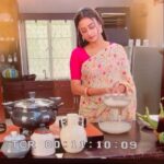 Tonni Laha Roy Instagram – When, Tonni doesn’t know how to cook well like Torsha! 🤦🏻‍♀️2nd last day being TORSHA ❣️ Torsha made me learn so many things, also, how to make jol bhora sondesh and sukto 😁😍 which Tonni never knew of 😊 
Rakhi di(writer) k dhonnobadh 😄
Will miss u TORSHA ❣️

#reelvsreal #instagood #instadaily #reelsinstagram #shot #realvsreel #charecter #torsha