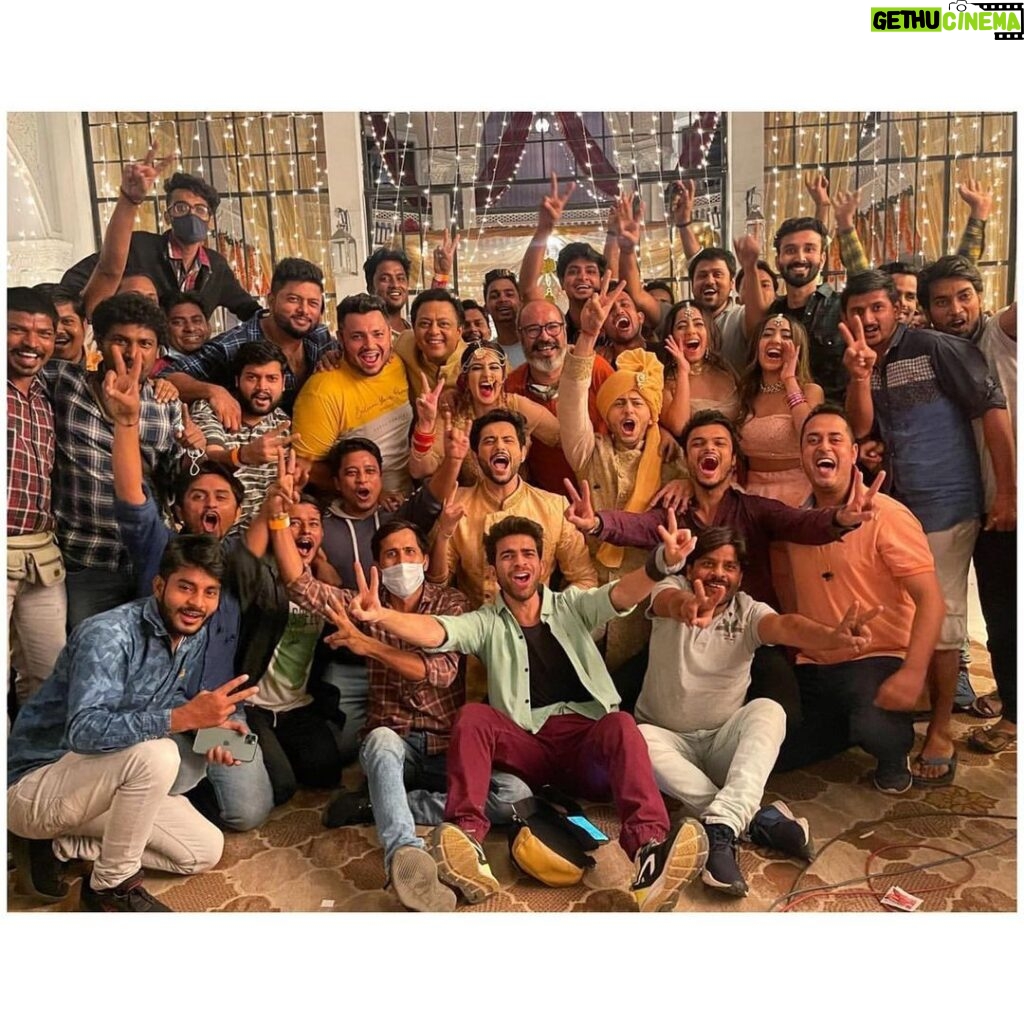 Tunisha Sharma Instagram - AND ITS A WRAP! Thank you so much everyone for all the love and support, without you we are nothing! I am going to miss each and every person in this picture! Beautiful set, amazing crew and cast members which are like family now🌹 #Herogayabmodeon taught me a lot both as an actor and as a human being and im so grateful that i was a part of this incredible show! The light dada’s, spot dada, makeup and hair team, the camera team, direction team, production team, the cast members and every person who was a part of this show, they all are so talented and amazing! The beautiful family of #herogayabmodeon, including the two pets of our set! They are not in this picture but we all are going to miss them too! Cheers to everyone 🥂 Jald hi phir milenge dosto…✨