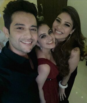 Tunisha Sharma Instagram - Happy Birthday Queen!👸🏻 @kanansharrma✨🥂
#birthdayglam💕