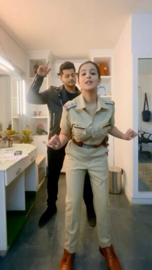Tunisha Sharma Instagram - Hahaha!!👀🙊 
@theabhisheknigam 🤣
#herogayabmodeon #tunishasharma #theabhisheknigam #Veerditi