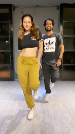 Tunisha Sharma Instagram - @thedanceunity @aryan.suryavanshi 
Its here...🤍
#piyamorebholebhole