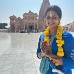 Ulka Gupta Instagram - What a wonderful time spent here, I feel complete when I’m in Vrindavan aur Radha ke Barsane mein 💕 Jai Shree Radhe ❤️ #radheradhe #vrindavan #barsana Kirti Mandir, Barsana