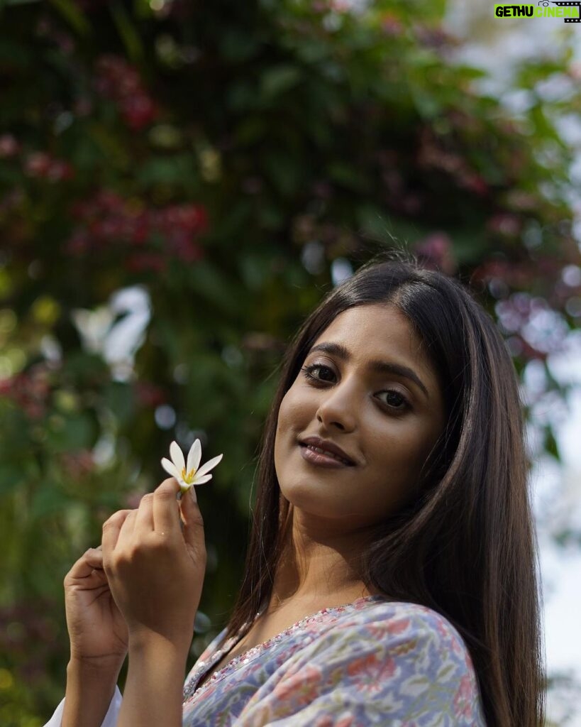 Ulka Gupta Instagram - Be grace, through faith 🤍💜 . . . . . . #nofilter #browngirl #ulkagupta #sunkissed