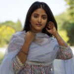 Ulka Gupta Instagram – कुछ अनकही मुलाक़ातें…

#browngirl #salwarsuit