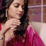 Ushasi Ray Instagram - অষ্টমী বলে কথা #GRWM Location: @jointhegridkolkata @svfsocial @svfmusic @sangeetbanglaofficial @chupkorr @svfstories @iammony #PujoWithSVF #DurgaPujo2023 #DurgaPuja Kolkata - The City of Joy