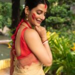 Ushasi Ray Instagram - আসছে বছর আবার হবে 😃 সকলকে জানাই শুভ বিজয়া ♥️ #throwback #shootday #sindurkhela Kolkata