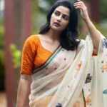 Ushasi Ray Instagram - শুভ মহা সপ্তমী 🌷🌷 Team @imsayandey @makeupbysumanganguly @hairbymousami @raj_bnerjee #metadurgapujasquad #pujoadda #durgapujo2023 Kolkata