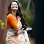 Ushasi Ray Instagram - শুভ মহা সপ্তমী 🌷🌷 Team @imsayandey @makeupbysumanganguly @hairbymousami @raj_bnerjee #metadurgapujasquad #pujoadda #durgapujo2023 Kolkata