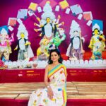 Ushasi Ray Instagram - সকল কে জানাই মহাষষ্ঠীর অনেক শুভেচ্ছা ! শাড়ী জন্মদিনে পেলাম শুভাদি , পুনামদির থেকে @shubhadesignstudio 😃 @talentwala.in @groupmerlin #metadurgapujasquad #pujoadda #durgapuja2023 Kolkata